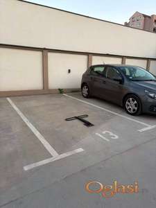 Izdaje se parking mesto u dvorištu zgrade u ulici Janka Čmelika 11